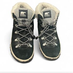 Women’s Sorel Out n About Conquest Waterproof boots/ booties. Size 6